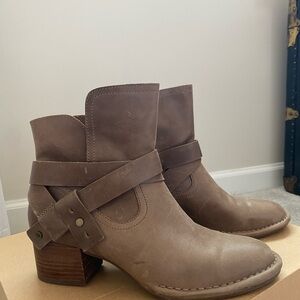UGG Elysian Leather Boot Women’s size 7